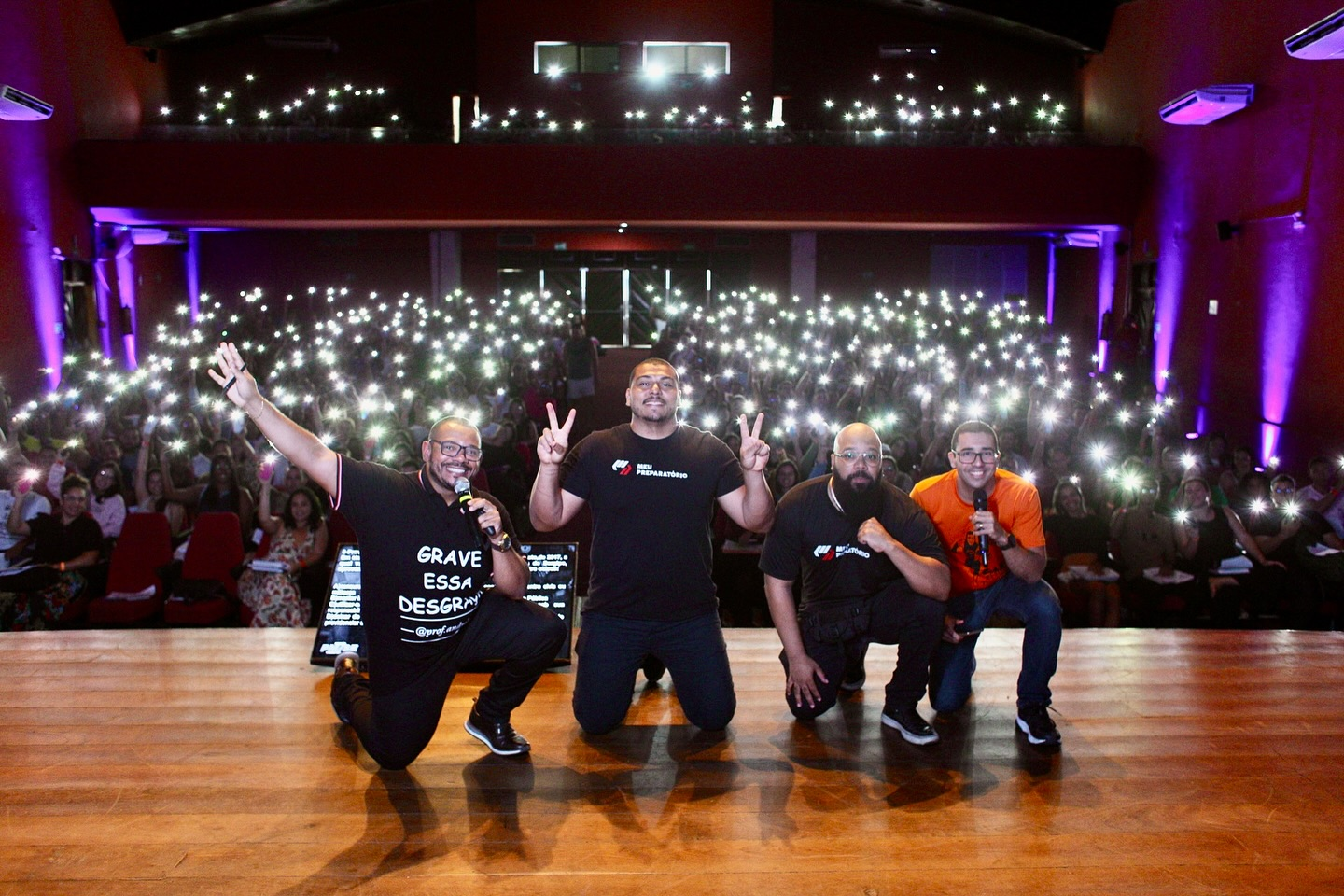 Equipe Meu Preparatório em evento presencial com grande público